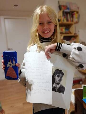 Ana Sostres, de nueve años, posa junto a una calculadora con una ilustración de Sophie Germain.