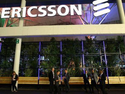 Asistentes al Mobile junto al pabellón de Ericsson en otra edición anterior de la feria.