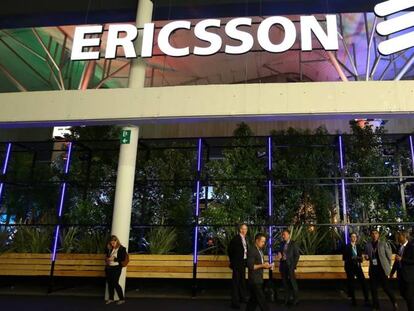 Asistentes al Mobile junto al pabellón de Ericsson en otra edición anterior de la feria.