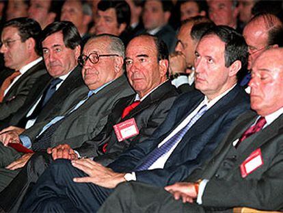 Emilio Botín, en el centro, junto al presidente de Cepsa, Carlos Pérez de Bricio, a su derecha.