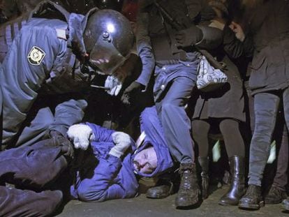 La polic&iacute;a detiene a un activista en Mosc&uacute;.