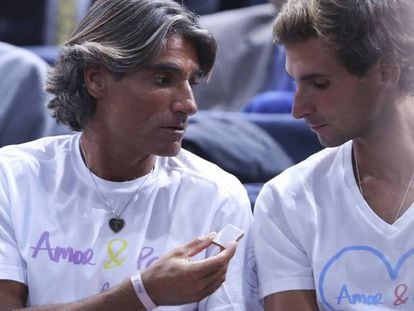 Pepe Imaz (izq.) y Marko Djokovic (dcha.), durante un partido de Novak.