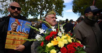 Franquistas cerca del cementerio de Mingorrubio la mañana de la exhumación