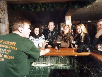 Un grupo de jóvenes islandeses, en un pub de Reykjavik.