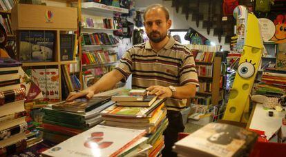 V&iacute;ctor, socio y propietario de la librer&iacute;a El Pueblo.