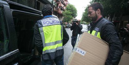 Agentes de la Polic&iacute;a Nacional, durante un registro en Barcelona, el pasado marzo.