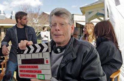 El escritor Stephen King durante el rodaje de un cap&iacute;tulo de la serie de televisi&oacute;n &#039;La c&uacute;pula&#039;.