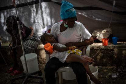 Una niña con síntomas de cólera recibe tratamiento en una clínica de Puerto Príncipe. 