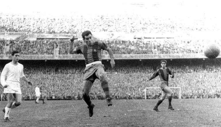 Un remate de Evaristo en el Madrid-Barça de 1957 en plena gripe asiática.