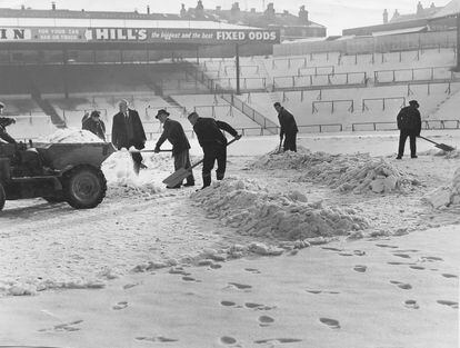 Operarios limpian de nieve un estadio en la Navidad de 1962.
