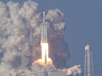 El cohete Falcon Heavy inicia el despegue desde la plataforma de lanzamiento 39-A en Cabo Cañaveral.