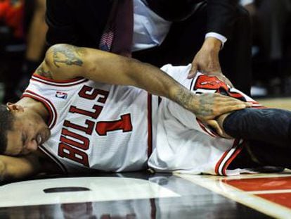 Rose se toca la rodilla tras caer lesionado ante los Sixers.