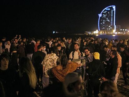 Decenas de personas conversan bailan y beben en la playa de la Barceloneta durante el primer fin de semana completo sin estado de alarma, el pasado 15 de mayo.