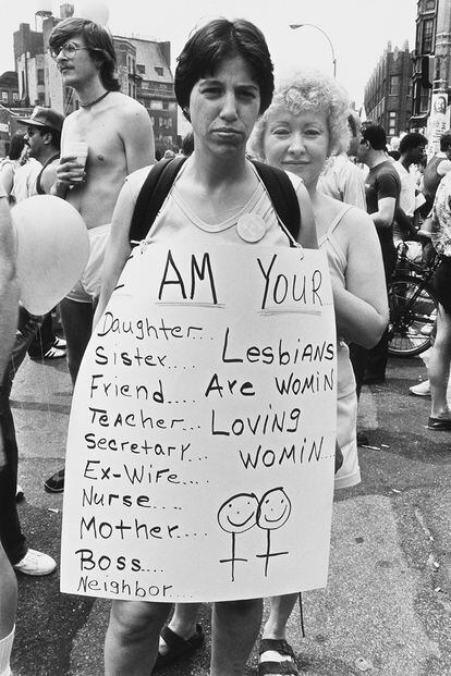 En 1982 esta neoyorquina quería dejar claro que las lesbianas son hijas, hermanas, amigas, profesoras, secretarias... Simplemente "mujeres amando a otras mujeres".