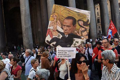 Manifestación contra Berlusconi en la plaza del Panteón, en Roma.
