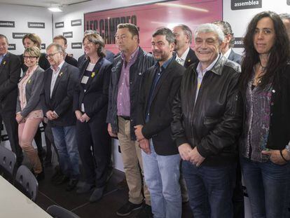 Elisenda Paluzie con representantes de la candidatura a la Cámara de Comercio 'Eines de País', este viernes.