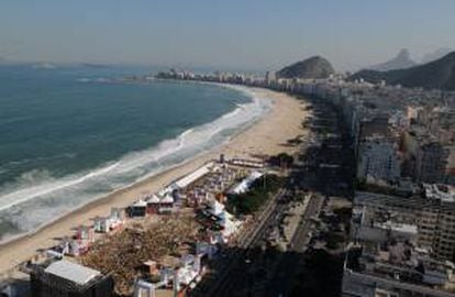 Panorámica de la playa de Copacabana en Río de Janeiro (Brasil). EFE/Archivo