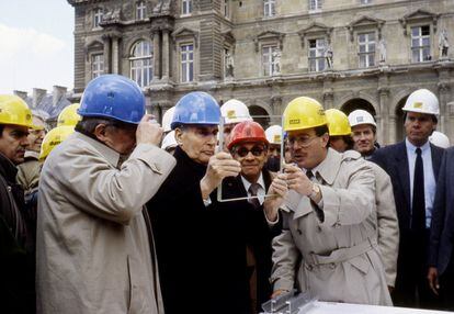 "Nos decían que estábamos asesinando un palacio de la época de Felipe Augusto", rememora Jack Lang, que convenció al presidente François Mitterrand de llevar adelante el proyecto contra viento y marea. En la imagen, Mitterrand (segundo por la izquierda) durante su visita a las obras en 1988.