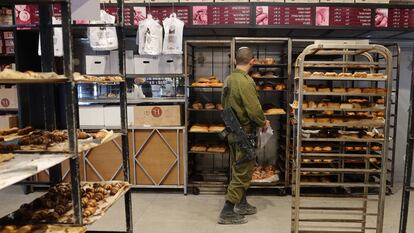 Un soldado israelí en una panadería de Sderot, este viernes.
