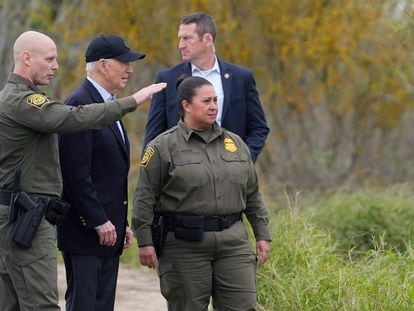 Joe Biden habla con agentes de la Patrulla Fronteriza, este jueves en Brownsville (Texas).