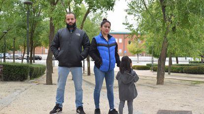 Auutman Rabah y Yessenia Ramos (ella con su hija), este jueves en un parque del barrio Parque Coimbra, en Móstoles.