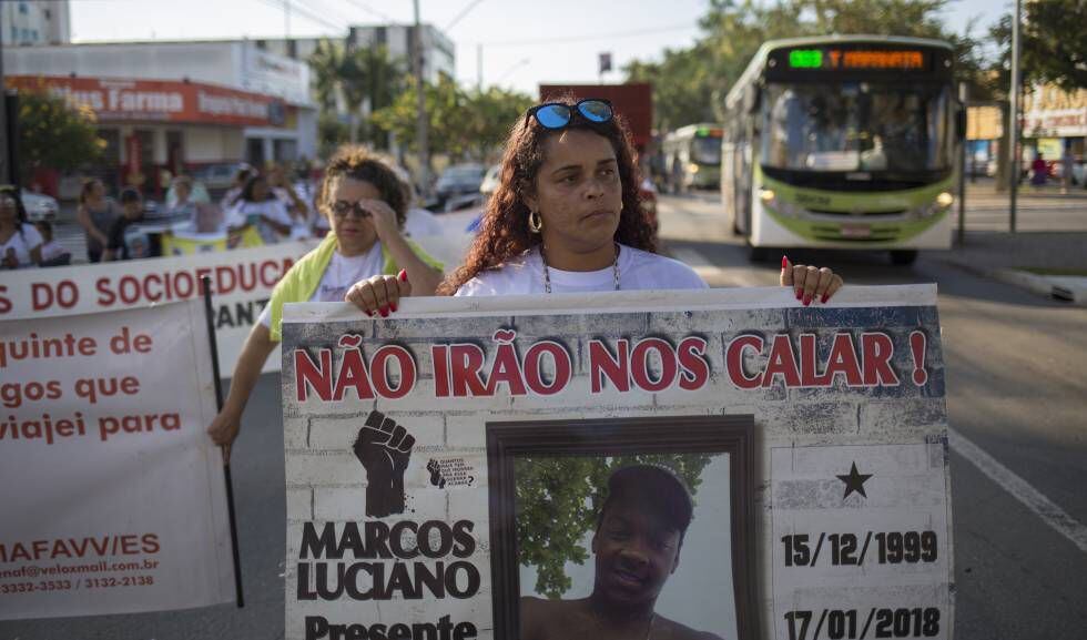 Bruna Mozer protesta en Goiânia con otras madres, el día 20 de mayo.