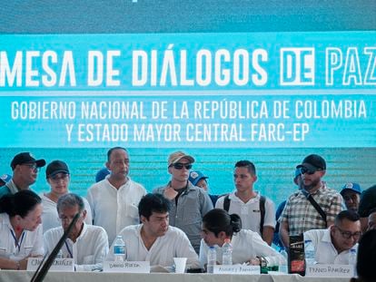 Representantes del Gobierno colombiano y del EMC, durante una mesa de diálogo, el pasado 8 de octubre, en Tibú.