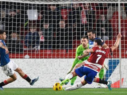 Acción durante el partido entre el Granada y el Athletic de Bilbao.