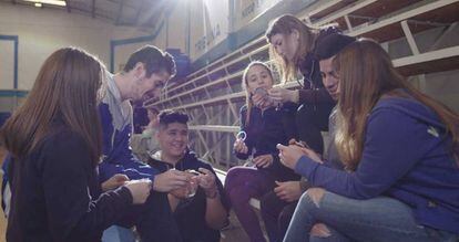Adolescentes argentinos observan métodos anticonceptivos. 