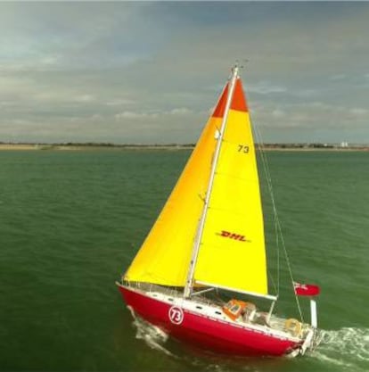 Arriba, el velero 'Suhaili', capitaneado en solitario por Robin Knox-Johnston. En la otra imagen en blanco y negro, el navegante británico saluda tras dar la vuelta al mundo en solitario y ganar la Golden Globe Race en 1968. En la imagen en color, el DHL Starlight, velero de Susie Goodall.