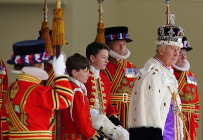 El Rey Carlos III llegaba este sábado a los jardines de Buckingham Palace para recibir el saludo de miembros del ejército tras su coronación en Londres. 