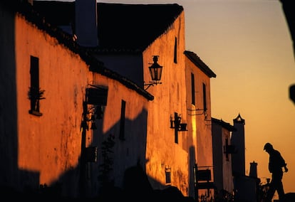 En 'Cajón de sastre', el último capítulo del libro, cabe un poco de todo: fotos de paisajes, retratos, momentos de la vida cotidiana de los lugares que visita… A cada una de las fotografías que aparecen en el libro, Soriano añade una descripción detallada del equipo que ha utilizado para inmortalizar ese momento. “Un buen método para elegir una fotografía sobre otras que se asemejan es localizar los valores que reflejan con fidelidad las emociones que te impulsaron a actuar”, aconseja en esta parte, en la que también habla sobre cómo se puede llegar a publicar en medios de comunicación. <br> <br>En la imagen, una calle de Monsaraz (Portugal).</br>