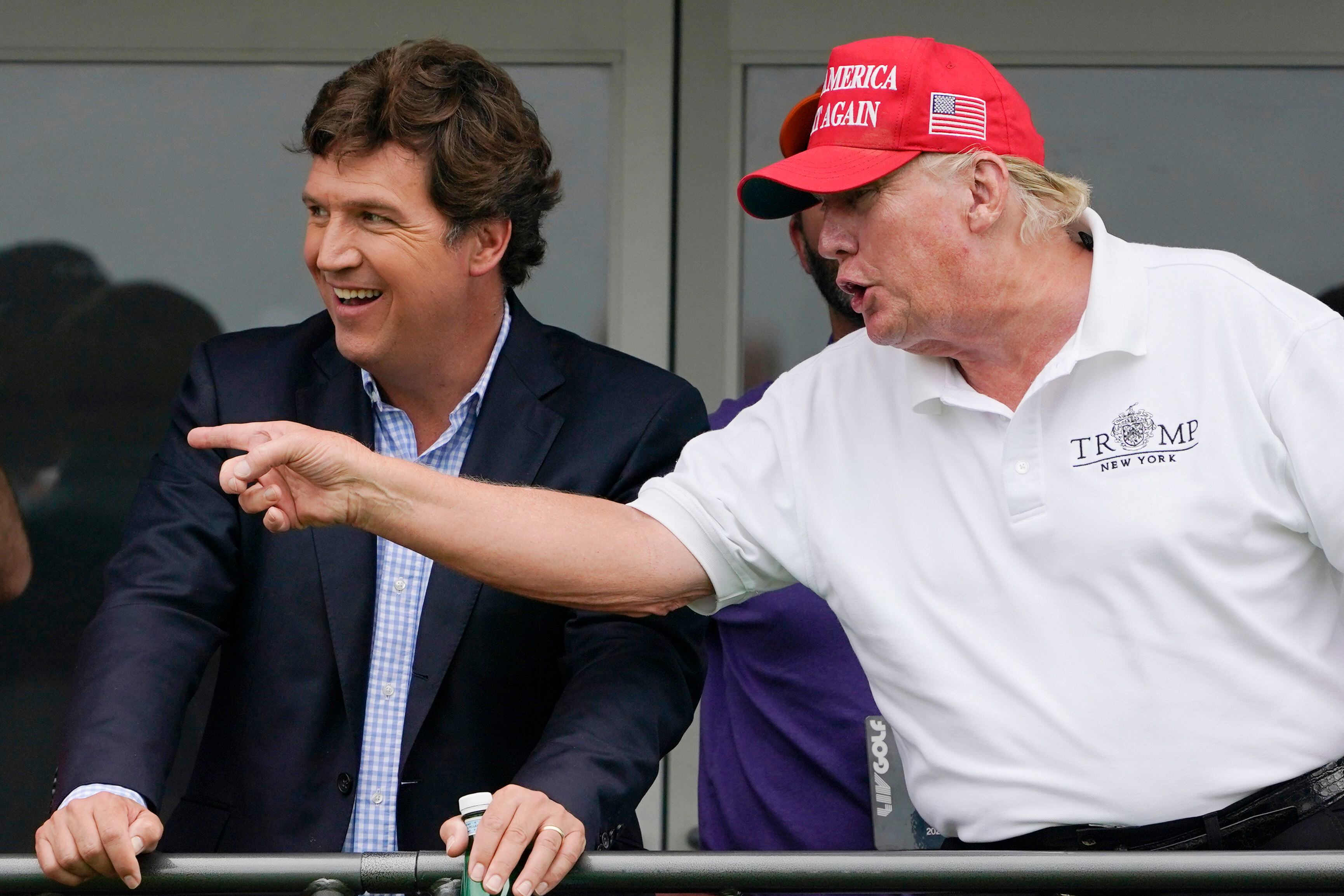 Tucker Carlson (a la izquierda) y Donald Trump, en Bedminster (Nueva Jersey), en 2022.