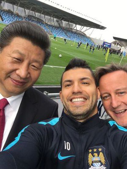 El futbolista Sergio Ag&uuml;ero se fotograf&iacute;a con Xi y Cameron.