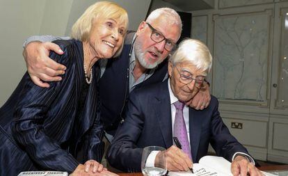 Ray Kelvin abraza a los periodistas Mary y Michael Parkinson, en una firma de libros en Londres.