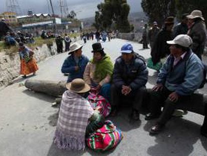 Trabajadores bolivianos bloquean un ingreso a la ciudad de La Paz desde la localidad de El Alyo este 15 de mayo, al cumplirse diez días de protestas encabezadas por la Central Obrera Boliviana (COB) por exigir un incremento en las pensiones de los jubilados.