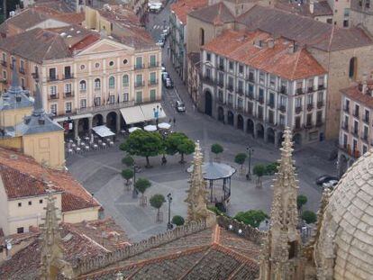 Vistas de la plaza Mayor de Segovia desde la torre de la catedral. 