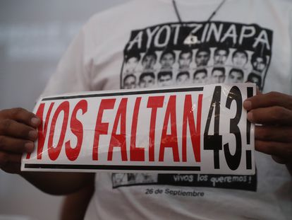 Familiar de los 43 estudiantes de Ayotzinapa, durante el mensaje del grupo de expertos de la CIDH.