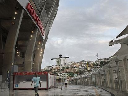El estadio, con las favelas al fondo.