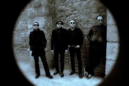 Los Evangelistas: de izquierda a derecha: Florent, (guitarra); Antonio Arias, (voz, bajo, teclados); Eric Jiménez, (batería y percusión); J, (voz, guitarra y teclados).