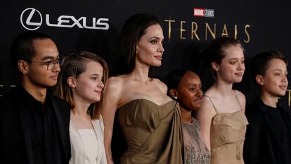 Angelina Jolie, en el centro, junto a sus hijos, desde la izquierda, Maddox, Vivienne, Zahara, Shiloh and Knox, en la presentación de 'Eternals', en Los Ángeles, este lunes.
