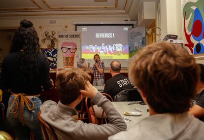 Marcos Méndez, del área de biología y conservación de la Unversidad Rey Juan Carlos de Madrid durante su charla en El Manuela, en Madrid, 
