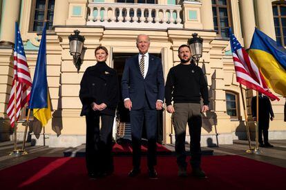 El presidente de Estados Unidos, Joe Biden, es recibido por su homólogo ucranio, Volodímir Zelenski, y su esposa, Olena Zelenska, en Kiev, este lunes.