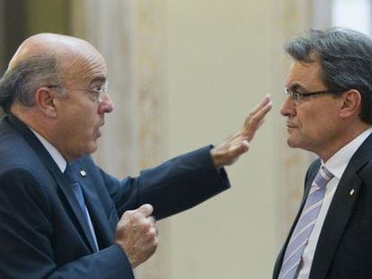 El consejero de Sanidad, Boi Ruiz, conversa con Artur Mas en el Parlament.