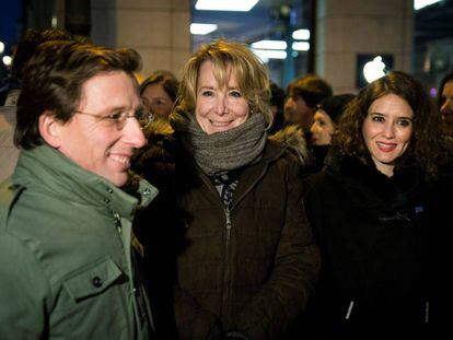 La expresidenta de la Comunidad de Madrid, Esperanza Aguirre (centro), junto a Isabel Díaz-Ayuso y José Luis Martínez Almeida.
