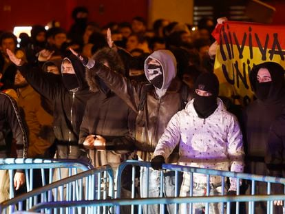 Un grupo de jóvenes participaba el pasado jueves en la protesta contra la amnistía frente a la sede del PSOE en Madrid.