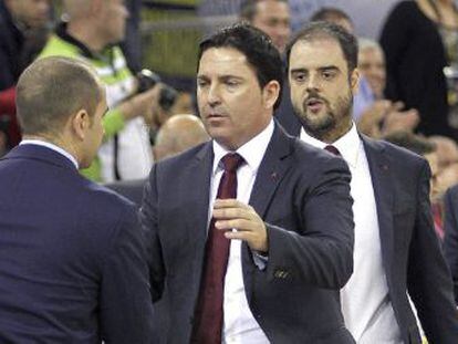Xavi Pascual, a la derecha, saluda a Carles Duran tras el Bar&ccedil;a-Valencia. 