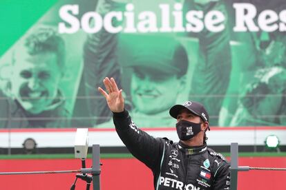 Hamilton celebra el triunfo en Portugal con una imagen al fondo de Schumacher.