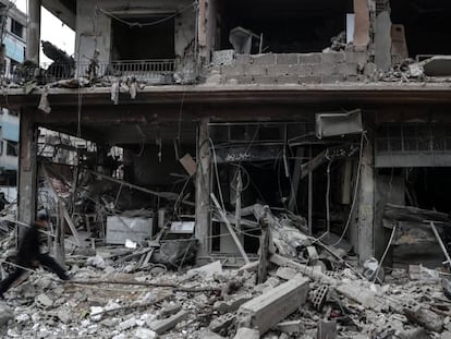 Vecinos inspeccionan los edificios en ruinas despu&eacute;s de varios bombardeos en Guta Oriental (Siria).