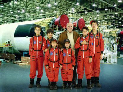 Luis Ruiz de Gopegui, junto a sus dos nietos y otros amigos en una fotografía extraída de su libro 'Seis niños en Marte' (Media Vaca).